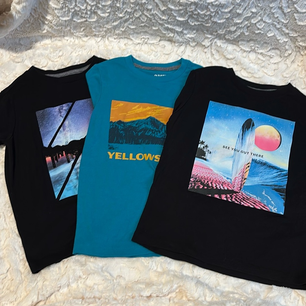 3 Gently used Old Navy Boys Tshirts size small 6-7.